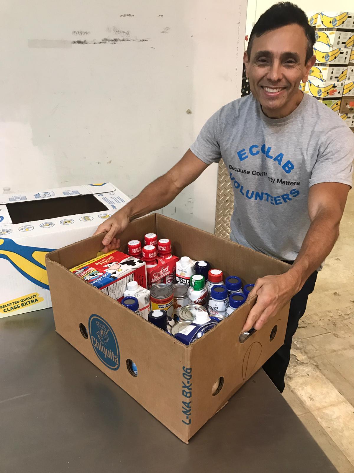 An Ecolab volunteer helps at Feeding South Florida