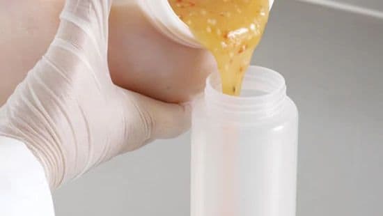 A sandwich with chips sitting on a plate with tomatoes and bread showing Daydots stickers with expiration dates.